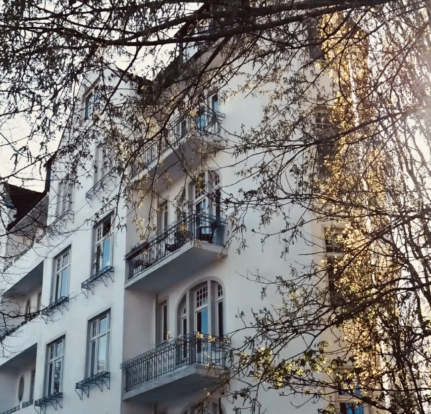 Klassisches Mehrfamilienhaus in einer Zürcher Umgebung